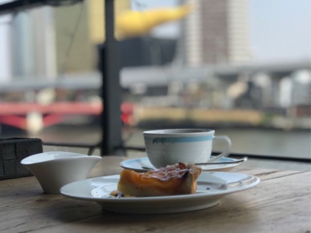 【Cafe MEURSAULT】デザートとコーヒー、遠景は対岸のアサヒビール_Cafe MEURSAULT
