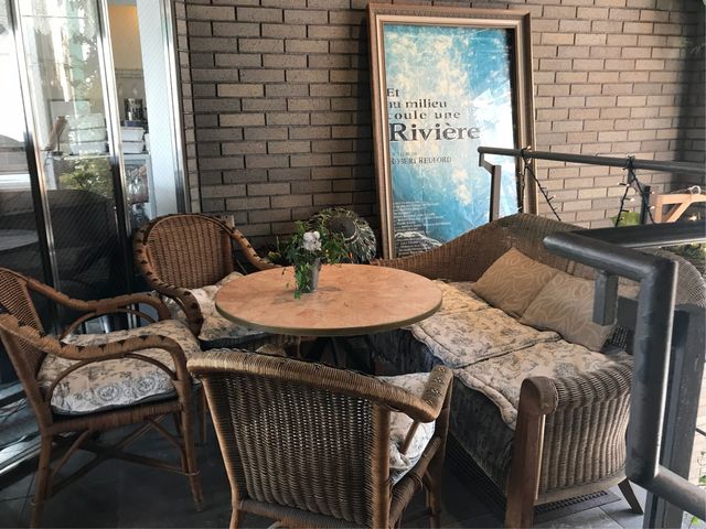 【Cafe MEURSAULT】居心地の良さそうなテーブル_Cafe MEURSAULT
