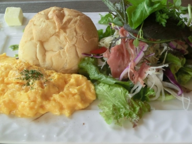 「生ハムのシーザーサラダとスクランブルエッグのモーニング」_Cafe Ponte ITALIANO