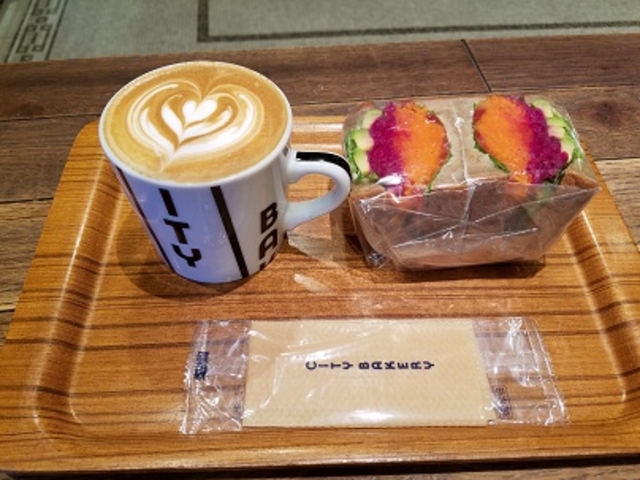 カフェラテとサンドイッチ_THE・CITY・BAKERY・TOKYO・SHINAGAWA