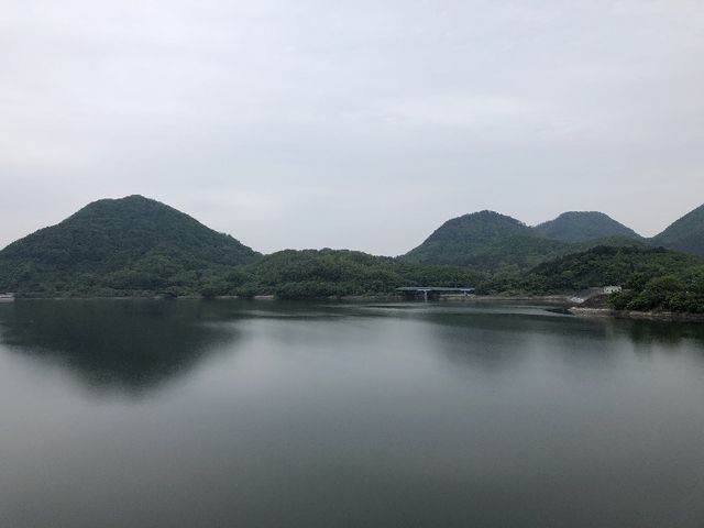 ダム湖を囲むようにしてある七ツ森_七ツ森湖畔公園
