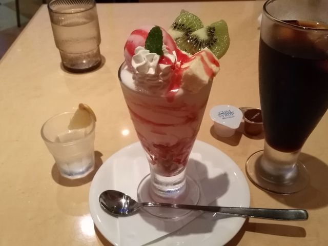 パフェとアイスコーヒーとレモン水_ベツ・バラーレ