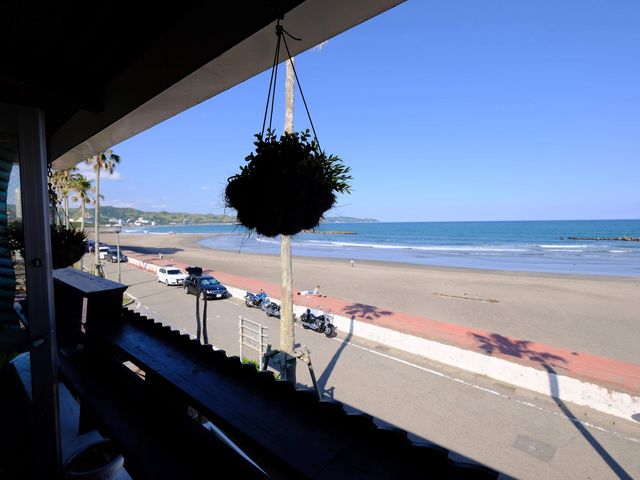 テラス席から海を眺めながら…_NONKEY’S CAFE