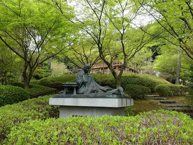 紫式部もつつじに囲まれていました_石山寺のツツジ