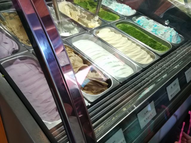ショーケース_町田アイス工房 ラッテ 相原店