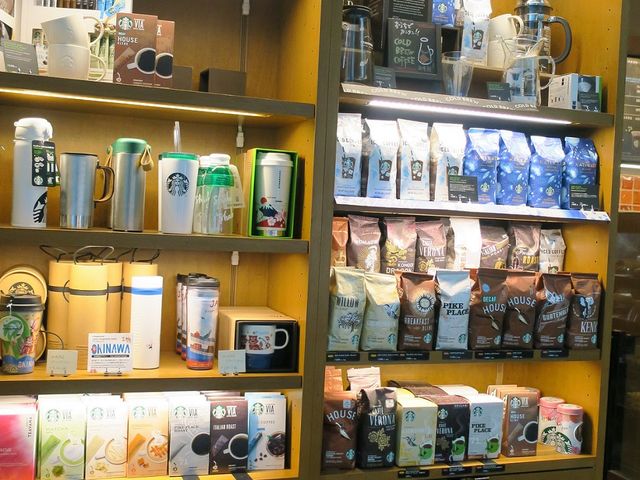 タンブラーなど販売コーナー_スターバックス・コーヒー 那覇空港北ウィング店