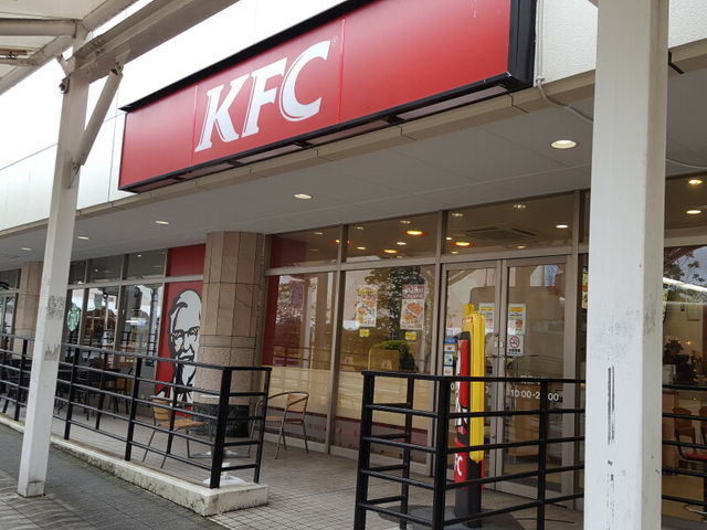 バス停にも近く便利な場所です_ケンタッキーフライドチキン北千里イオン店