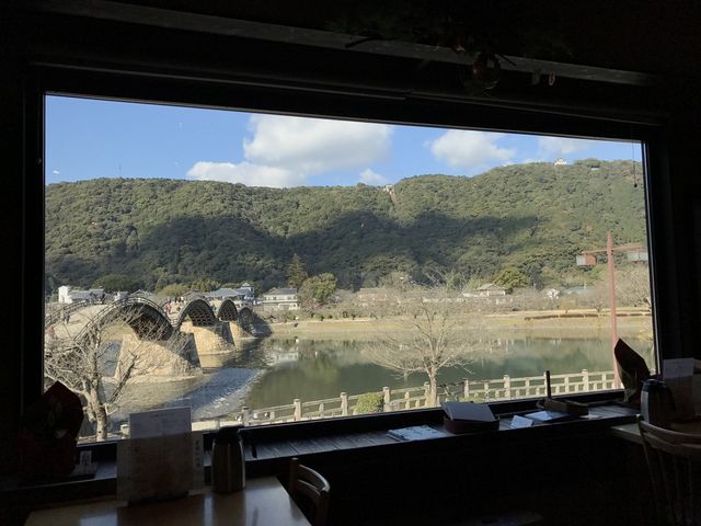 2階の窓から見える錦帯橋。_錦帯橋たもと ひらせい