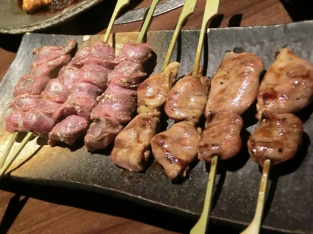 「焼き師渾身の串焼き2種」_鶏家 六角鶏 堺東駅前店