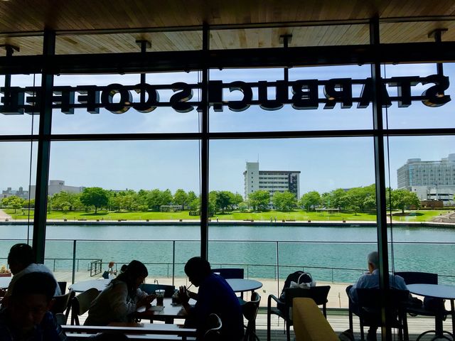 世界一美しいスタバ_スターバックス・コーヒー 富山環水公園店