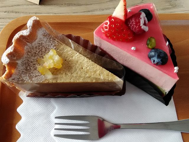 左がほうじ茶チーズケーキ_十勝トテッポ工房