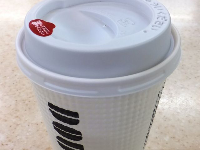 飲み口からこぼれないように、シールが貼ってありました。_ドトールコーヒーショップ 西宮名塩サービスエリア下り店
