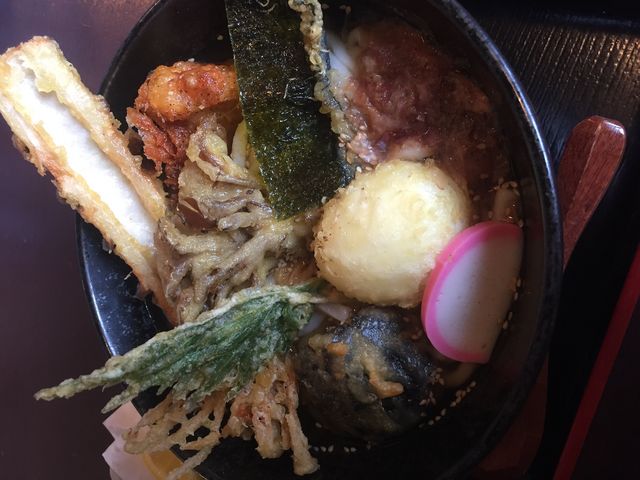天ぷらが全部入ったうどんです。1200円程度だったかな_名水うどん 野々傘