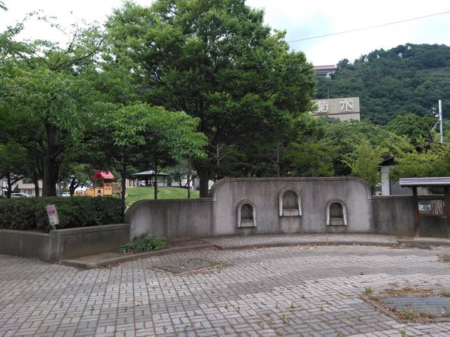 右側には公園の説明書きがあります。_上山田中央公園