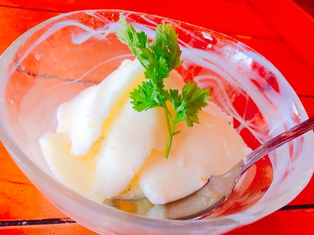 ゆずシャーベット☆ゆずの皮の食感がクセになるさっぱりデザート! 380円_ダイニング&バー・ピアット