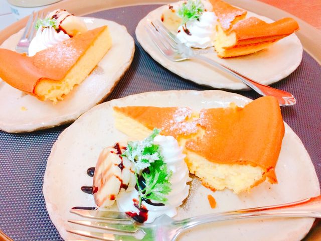 チーズケーキ☆お店手作りのスフレ風に焼き上げた絶品チーズケーキ! 380円_ダイニング&バー・ピアット