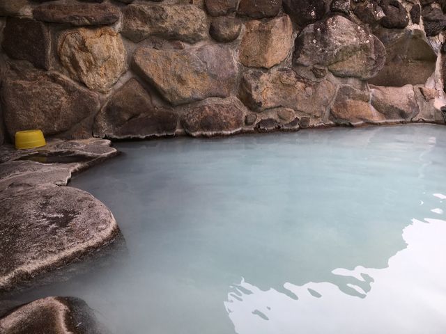 半露天の弱酸性硫黄泉です。_吉倉屋旅館