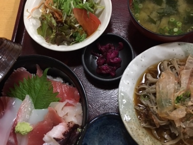 海鮮丼定食1700円 手打ちおろしそば、味噌汁、サラダ、漬物付き_てんつる