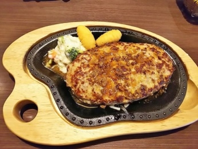 ハンバーグはジューシー_びっくりドンキー ハンビー北谷店