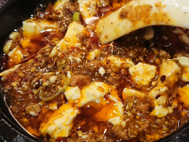 人気メニューの頂天石焼麻婆豆腐_中華料理 陳家私菜 ちんかしさい 丸の内店