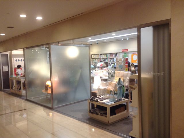 入口近くでは芸術関連の書籍物品も販売されています_東京オペラシティアートギャラリー