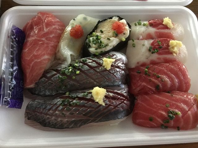 写真A_唐戸市場新鮮お寿司街