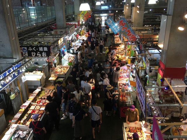 写真C_唐戸市場新鮮お寿司街