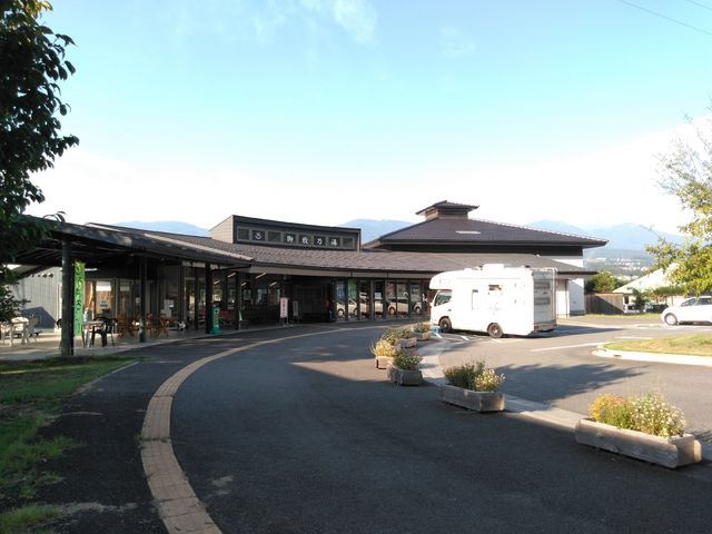 「御牧之湯」の建物です。奥が浅間山です。_道の駅 みまき