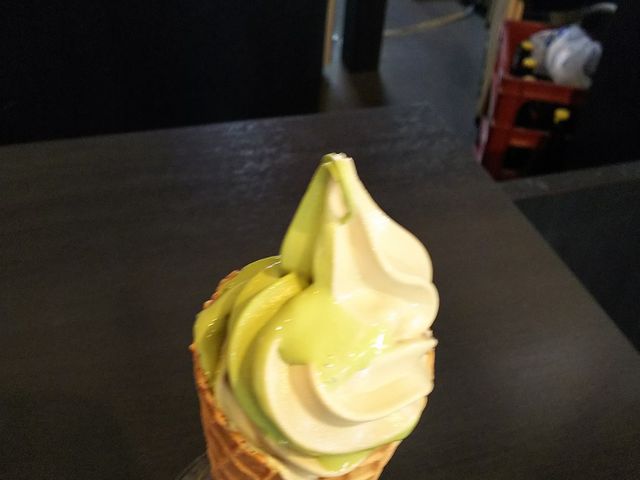 焙じ茶と抹茶のミックス。今まで食べたソフトクリームの中で一番美味しい(о´∀`о)_八女茶カフェぶんぶく