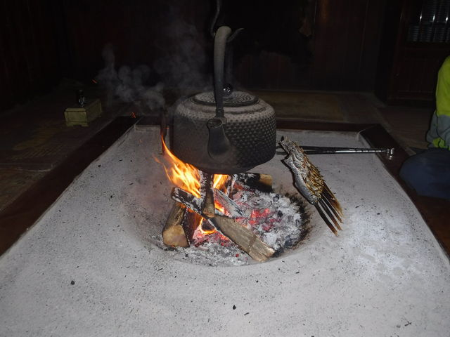 囲炉裏で…_嘉門次小屋