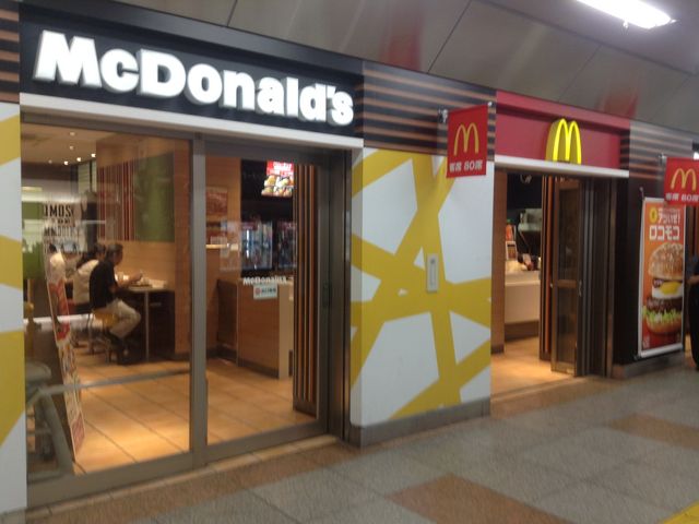 いい場所なのにトンネル通路で目立たない穴場です_マクドナルドJR秋葉原店