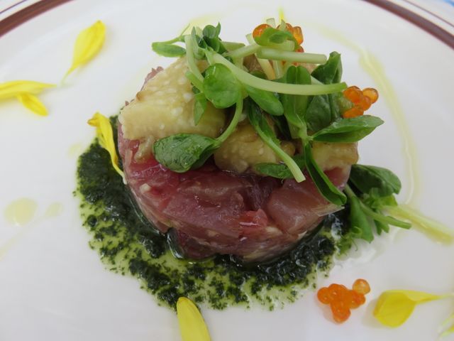 旬魚のタルタルと焼き茄子のマリネ 大葉のソース_イカリヤ食堂