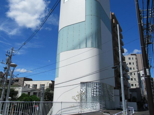 ビルに描かれた水玉模様 (1階部分)_草間彌生美術館