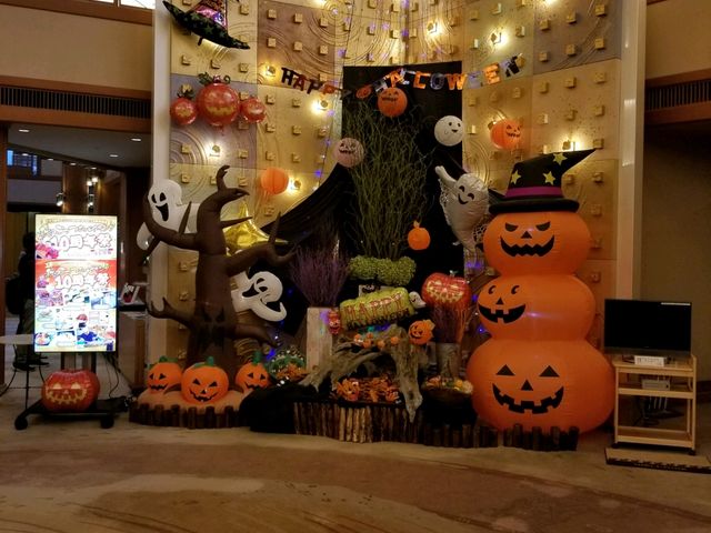 正面玄関付近 ハロウィン♪_志戸平温泉