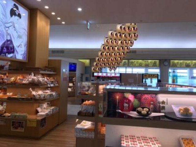 竿燈もあり_秋田空港ビル 売店