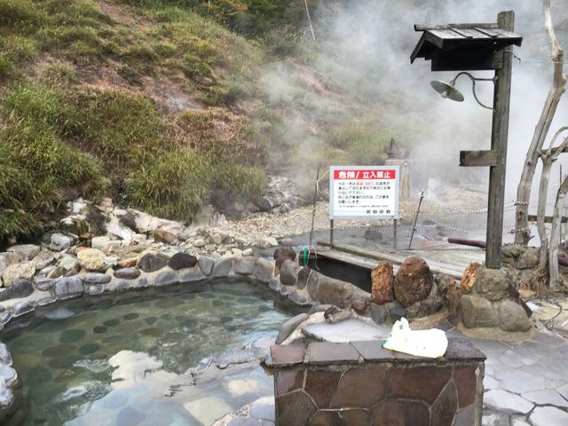 地熱の噴き出す露天風呂_奥小安・大湯温泉