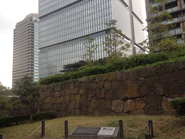 ガーデンテラス紀尾井町の間近_赤坂見附跡