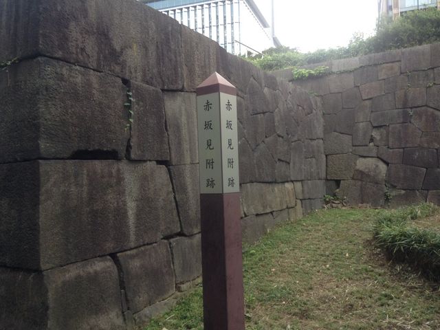 石垣と調和しています_赤坂見附跡