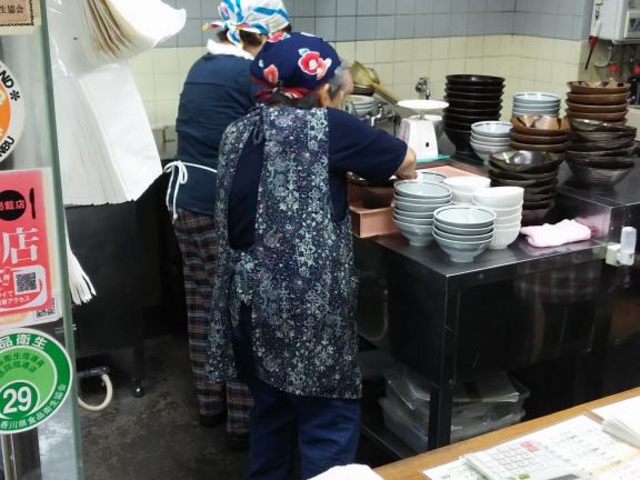 お会計とうどん盛係_竹清本店