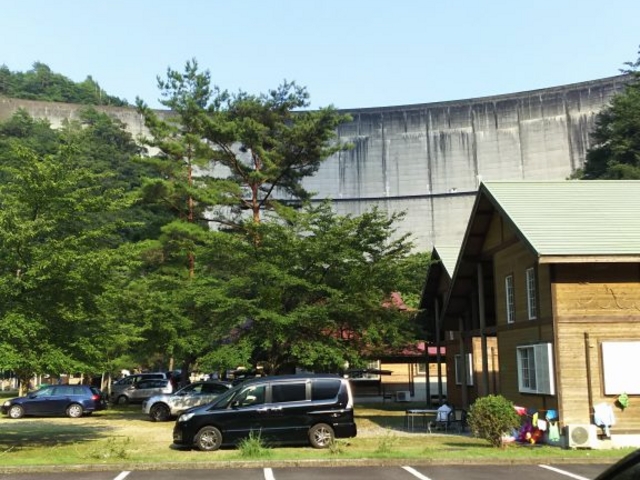 進撃の巨人が出てきそうなダムの壁_下北山温泉きなりの湯・きなり館