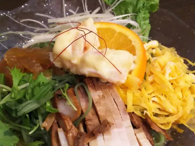 緑色の麺でした!_中華料理呑