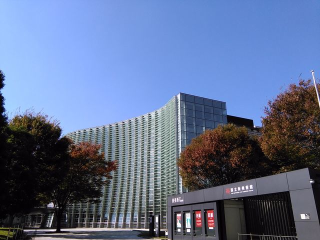 かっこいい外観_国立新美術館