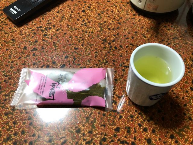梅月園(さくら葉餅)夜の旅館で頂きました。_梅月園 桜田店