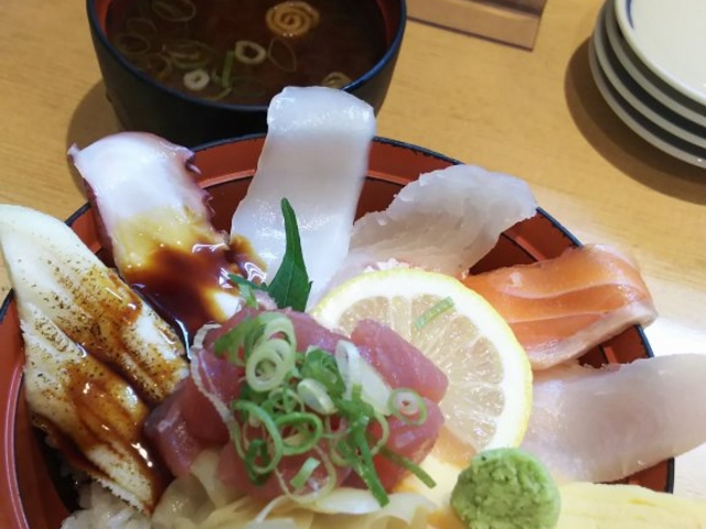 海鮮丼_魚河岸のすし えびす 三宮東店