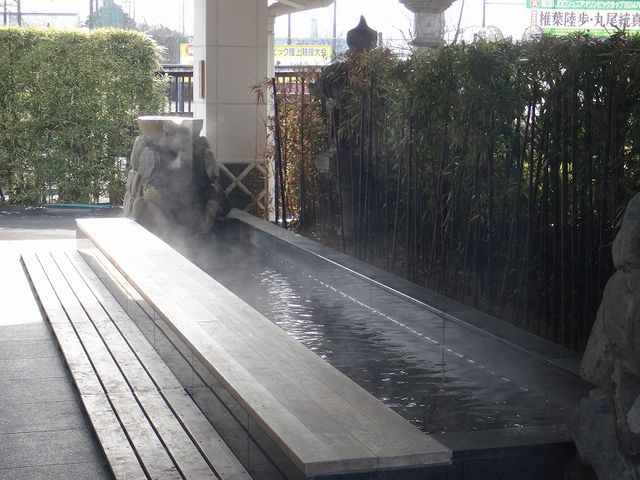 門を入ったところにある足湯。_焼酎蔵(繊月酒造)