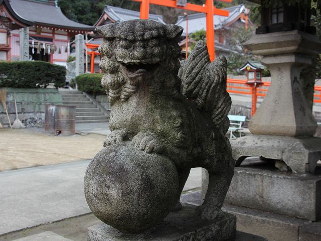 玉を抱いた狛犬。_草戸稲荷神社