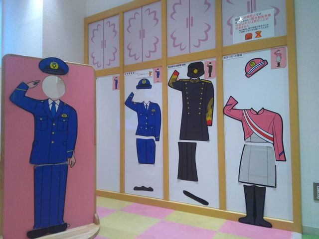 マグネットで貼り替え、顔出しパネルなど幼児でもって楽しめるものもあります。_警察博物館