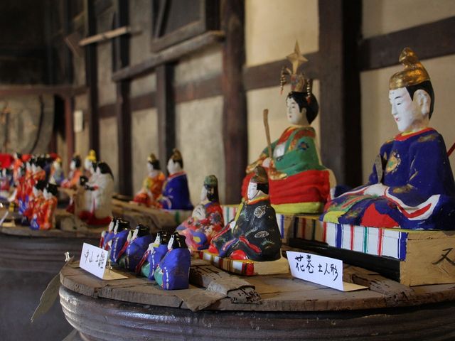 蔵の中にも各地の雛人形が飾られていました。_太田家住宅
