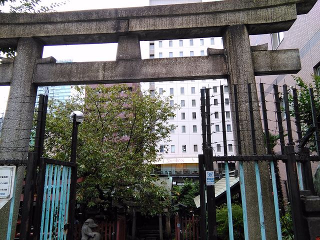 フェンスに囲まれた境内_柳森神社