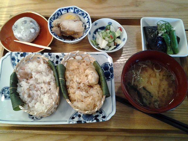 おこわ膳、ボリュームたっぷり_富久屋・本店・春秋庵